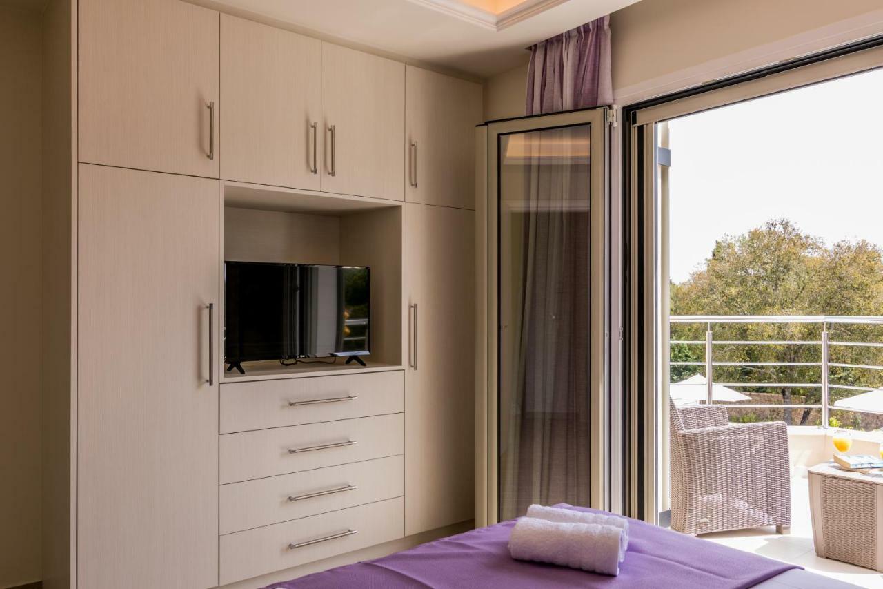 Johnnie Villa Poulades